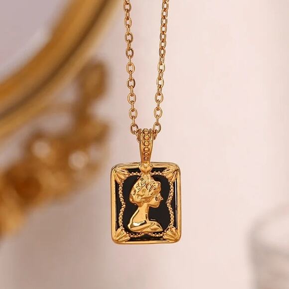 Vintage Queen Elizabeth Pendant Necklace 18K Gold Plated Stainless Steel